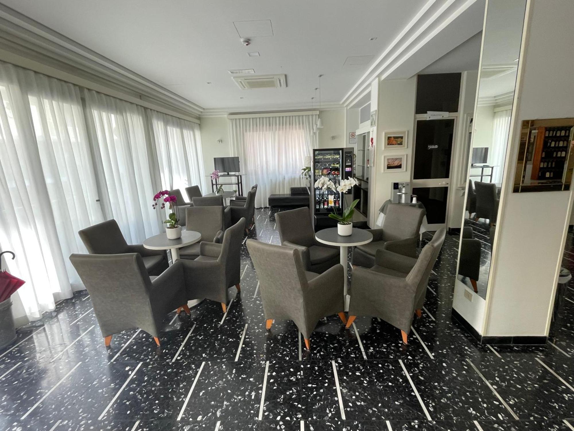 Hotel D'Annunzio Cattolica Extérieur photo