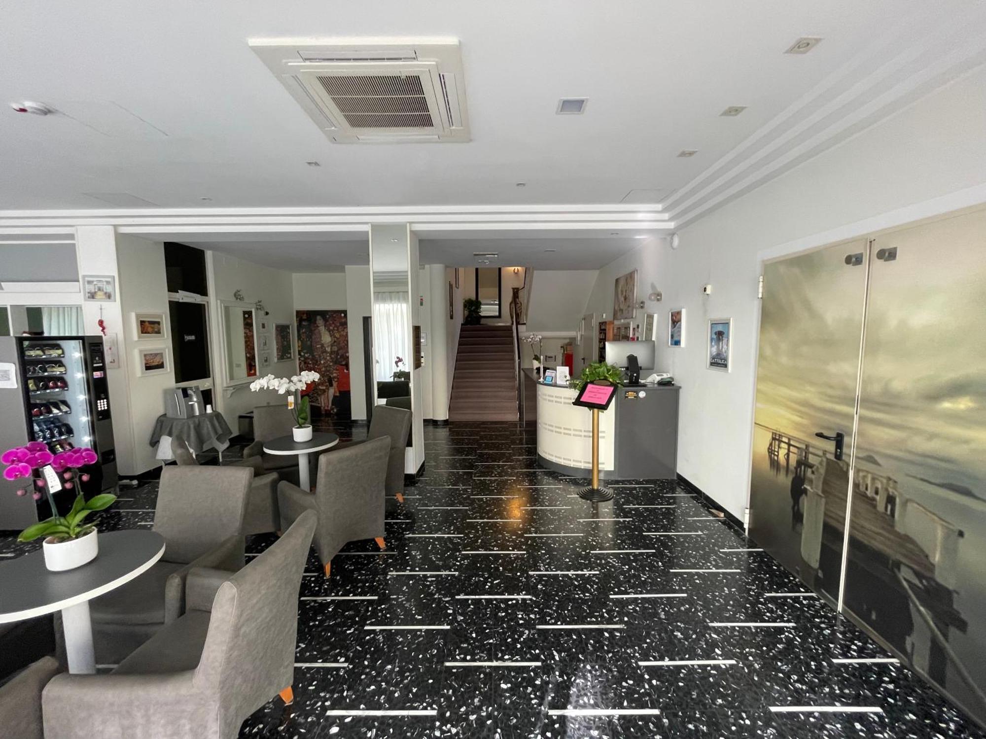 Hotel D'Annunzio Cattolica Extérieur photo